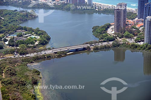  Foto aérea de ponte da Avenida Ayrton Senna sobre a Lagoa de Marapendi  - Rio de Janeiro - Rio de Janeiro (RJ) - Brasil