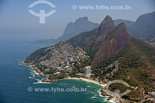  Foto aérea da Favela do Vidigal no Morro Dois Irmãos e a Pedra da Gávea ao fundo  - Rio de Janeiro - Rio de Janeiro (RJ) - Brasil