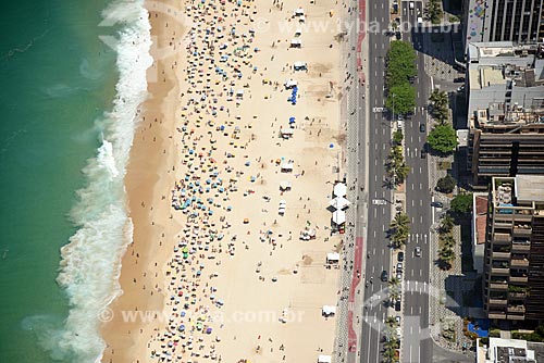  Foto aérea de banhistas na Praia do Leblon  - Rio de Janeiro - Rio de Janeiro (RJ) - Brasil