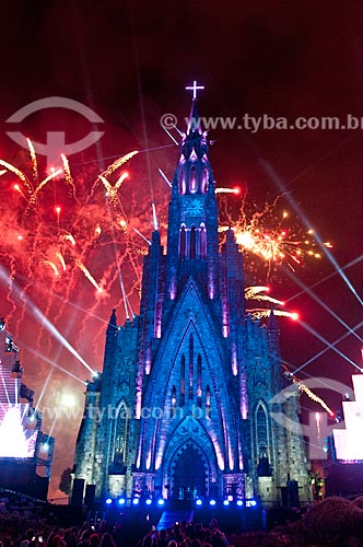  Queima de fogos durante o show de luzes na Paróquia de Nossa Senhora de Lourdes - também conhecida como Catedral de Pedra - parte do espetáculo Sonho de Natal  - Canela - Rio Grande do Sul (RS) - Brasil
