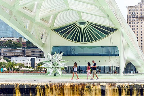  Vista da escultura Diamante Estrela Semente de Frank Stella no espelho dágua do Museu do Amanhã a partir da Baía de Guanabara  - Rio de Janeiro - Rio de Janeiro (RJ) - Brasil