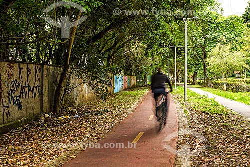  Ciclista em ciclovia ao lado do Bosque do Papa João Paulo II  - Curitiba - Paraná (PR) - Brasil