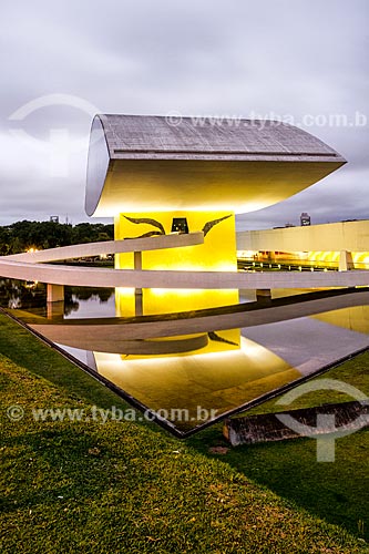  Fachada do Museu Oscar Niemeyer - também conhecido como Museu do Olho - durante o anoitecer  - Curitiba - Paraná (PR) - Brasil