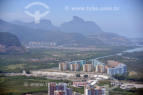  Foto aérea do condomínio residencial Vila Pan-Americana com a Pedra da Gávea ao fundo  - Rio de Janeiro - Rio de Janeiro (RJ) - Brasil