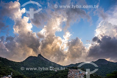  Vista do Cristo Redentor a partir do bairro de Cosme Velho durante o pôr do sol com a Favela do Cerro Corá à direita  - Rio de Janeiro - Rio de Janeiro (RJ) - Brasil