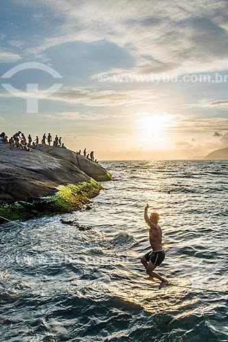  Homem praticando slackline na Praia do Arpoador durante o pôr do sol  - Rio de Janeiro - Rio de Janeiro (RJ) - Brasil