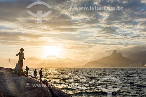  Pessoas observando o pôr do sol a partir da Pedra do Arpoador  - Rio de Janeiro - Rio de Janeiro (RJ) - Brasil