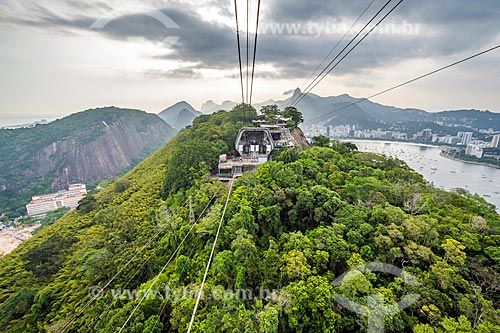  Bondinho fazendo a travessia entre o Morro da Urca e o Pão de Açúcar  - Rio de Janeiro - Rio de Janeiro (RJ) - Brasil