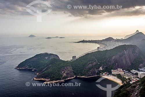  Vista do Morro da Babilônia e da Praia Vermelha a partir do Pão de Açúcar durante o pôr do sol com a Praia de Copacabana ao fundo  - Rio de Janeiro - Rio de Janeiro (RJ) - Brasil
