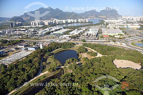  Foto aérea do Parque Natural Municipal Bosque da Barra com a Pedra da Gávea ao fundo  - Rio de Janeiro - Rio de Janeiro (RJ) - Brasil