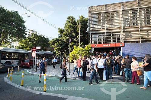 Fila para entrar na Estação Berrini da CPTM chegando na Avenida Engenheiro Luis Carlos Berrini  - São Paulo - São Paulo (SP) - Brasil