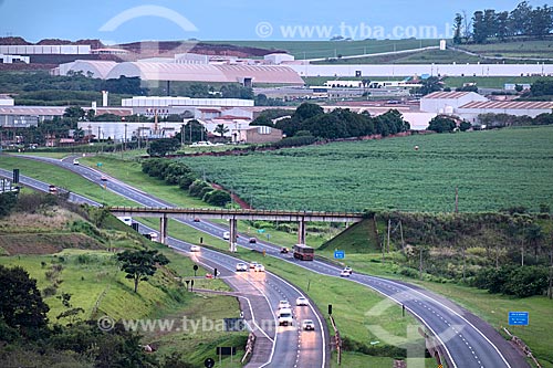  Vista de trecho da Rodovia Washington Luís (SP-310) com indústrias cerâmicas de Santa Gertrudes ao fundo  - Rio Claro - São Paulo (SP) - Brasil