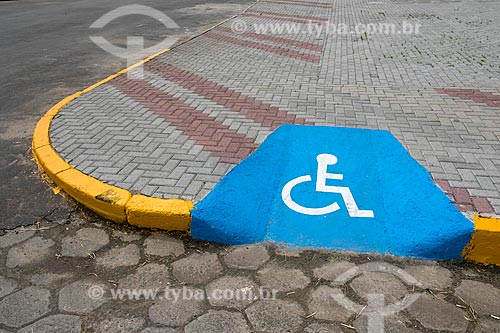  Detalhe de rampa de acessibilidade instalada em calçada  - Itanhaém - São Paulo (SP) - Brasil