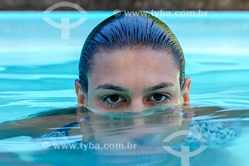  Detalhe de rosto de jovem mulher em piscina  - Guarani - Minas Gerais (MG) - Brasil
