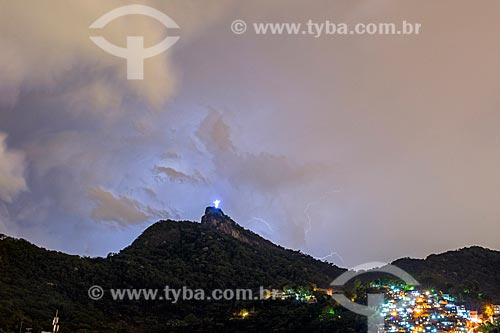  Vista do anoitecer no Cristo Redentor com a Favela do Cerro Corá à direita  - Rio de Janeiro - Rio de Janeiro (RJ) - Brasil