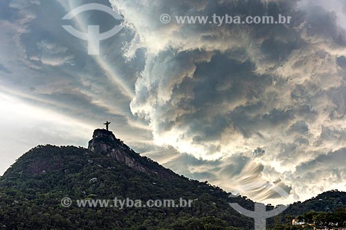 Vista do Cristo Redentor a partir do bairro de Cosme Velho durante o pôr do sol  - Rio de Janeiro - Rio de Janeiro (RJ) - Brasil
