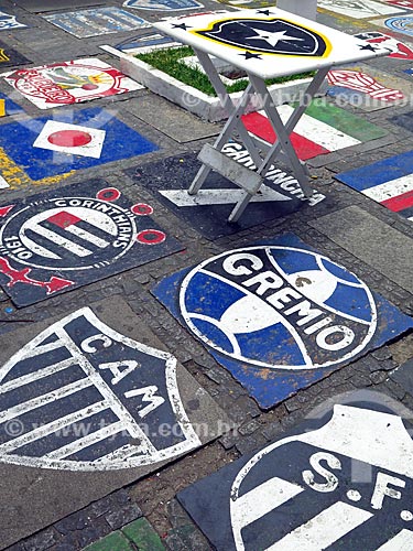  Bar na Ruas das Pedras com o escudos do times desenhos no chão  - Armação dos Búzios - Rio de Janeiro (RJ) - Brasil