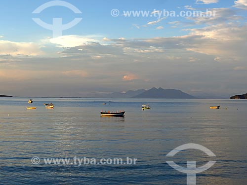  Barcos ancorados na Praia de Manguinhos durante o pôr do sol  - Armação dos Búzios - Rio de Janeiro (RJ) - Brasil