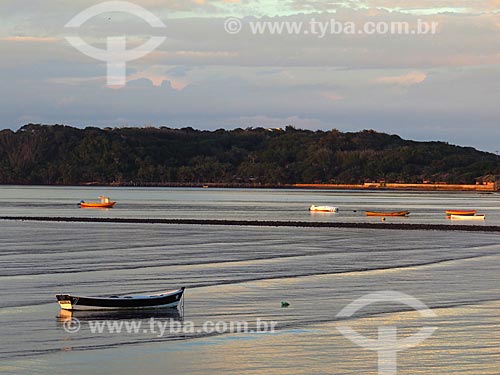  Barcos ancorados na Praia de Manguinhos durante o pôr do sol  - Armação dos Búzios - Rio de Janeiro (RJ) - Brasil