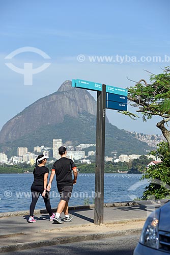  Placa às margens da Lagoa Rodrigo de Freitas com o Morro Dois Irmãos ao fundo  - Rio de Janeiro - Rio de Janeiro (RJ) - Brasil