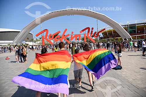  Letreiro com os dizeres: Rock In Rio na entrada do Rock in Rio 2017 - Parque Olímpico Rio 2016 - com público carregando a bandeira do orgulho LGBT  - Rio de Janeiro - Rio de Janeiro (RJ) - Brasil