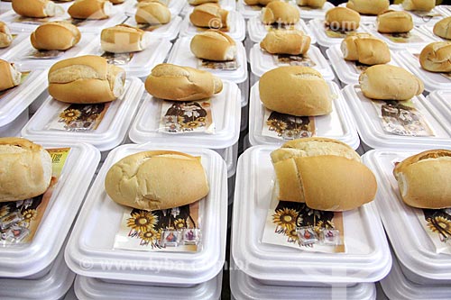  Doces, pães e imagem de São Benedito para distribuição durante a Festa de São Benedito  - Aparecida - São Paulo (SP) - Brasil