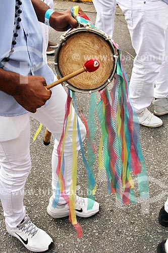  Detalhe de membro de congada tocando tambor durante a festa de São Benedito  - Aparecida - São Paulo (SP) - Brasil