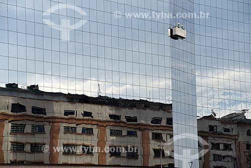  Reflexo de prédio na fachada da sede da Bolsa de Valores do Rio de Janeiro (BVRJ) com homens limpando vidros  - Rio de Janeiro - Rio de Janeiro (RJ) - Brasil