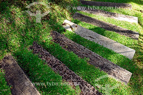  Degraus feitos com dormentes em jardim  - Campos do Jordão - São Paulo (SP) - Brasil