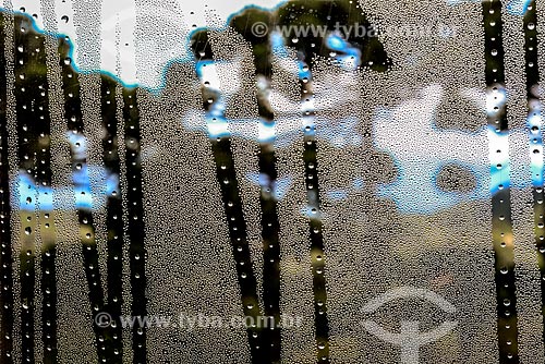  Efeito de condensação em vidro no Vale do Paraíba  - Campos do Jordão - São Paulo (SP) - Brasil