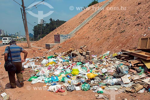  Lixo descartado ilegalmente aos pés de contenção de encosta  - Mauá - São Paulo (SP) - Brasil