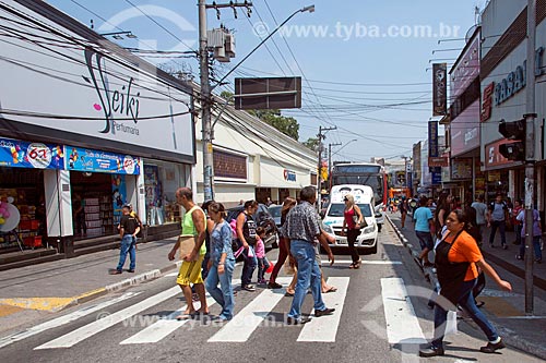  Pedestres atravessando na faixa de pedestre na Avenida Barão de Mauá  - Mauá - São Paulo (SP) - Brasil