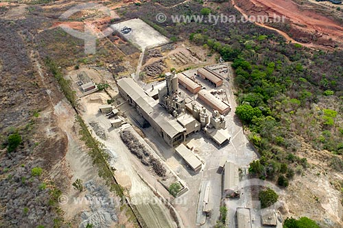  Foto feita com drone de fábrica de cimento próxima à cidade de Barbalha  - Barbalha - Ceará (CE) - Brasil