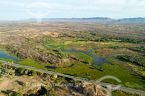 Foto feita com drone da Rodovia Governador Antônio Mariz (BR-230) - trecho da Rodovia Transamazônica - próximo a ponte sobre o Rio Santo Antônio  - Sousa - Paraíba (PB) - Brasil