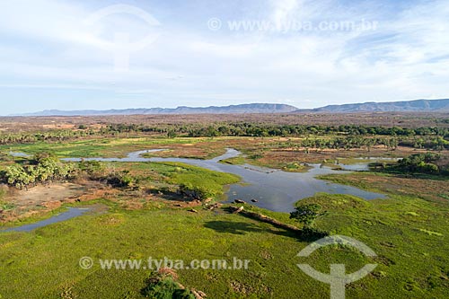  Foto feita com drone do Rio Santo Antônio com a Serra do Carnoió ao fundo  - Cajazeiras - Paraíba (PB) - Brasil