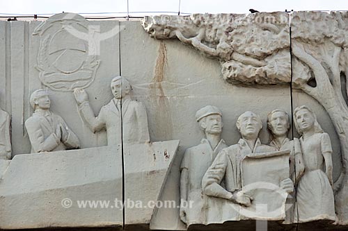  Detalhe de esculturas que contam a história do Tocantins na fachada do Palácio Araguaia (1991) - sede do Governo do Estado  - Palmas - Tocantins (TO) - Brasil