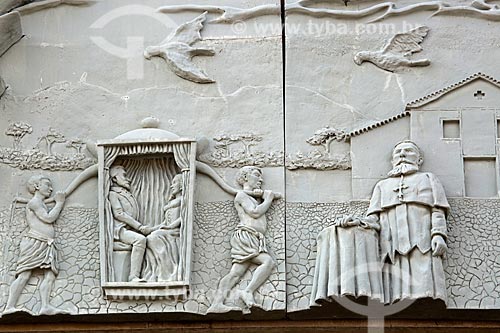  Detalhe de esculturas que contam a história do Tocantins na fachada do Palácio Araguaia (1991) - sede do Governo do Estado  - Palmas - Tocantins (TO) - Brasil