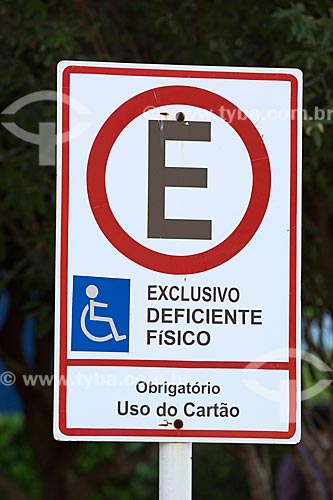  Detalhe de placa de trânsito indicando vaga para deficiente  - Palmas - Tocantins (TO) - Brasil