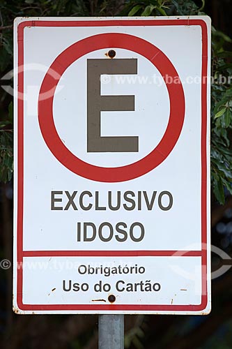  Detalhe de placa de trânsito indicando estacionamento exclusivo para idosos  - Palmas - Tocantins (TO) - Brasil