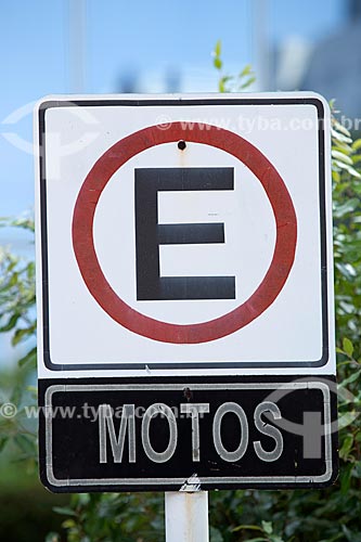  Detalhe de placa de trânsito indicando estacionamento de motocicletas  - Palmas - Tocantins (TO) - Brasil