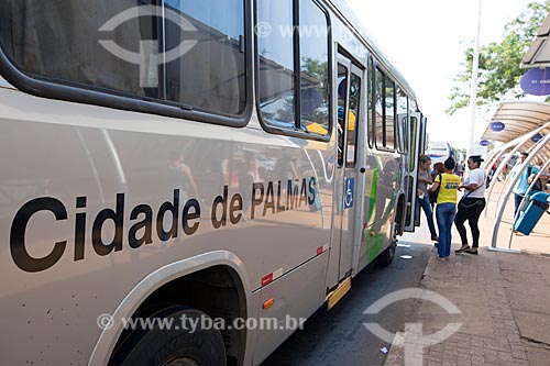  Passageiros embarcando em ônibus na Estação Apinajé - Quadra 101 Norte  - Palmas - Tocantins (TO) - Brasil
