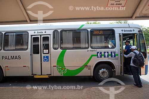  Passageiros embarcando em ônibus na Estação Apinajé - Quadra 101 Norte  - Palmas - Tocantins (TO) - Brasil