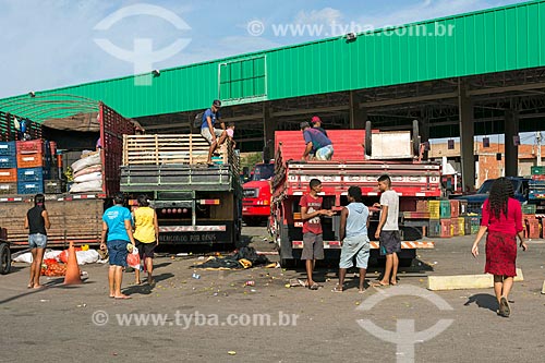  Caminhões descarregando alimentos na Centrais de Abastecimento do Ceará S.A. - CEASA do Cariri  - Barbalha - Ceará (CE) - Brasil