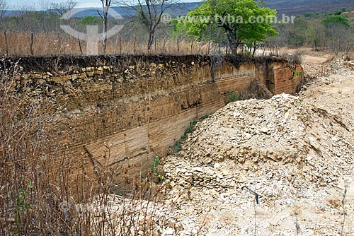  Rejeitos com camadas de calcário em área de extração de calcário - corte de Pedra Cariri  - Santana do Cariri - Ceará (CE) - Brasil