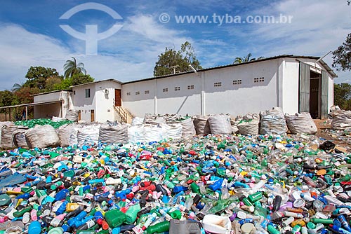  Garrafas PET e plásticos em área de usina de reciclagem  - Crato - Ceará (CE) - Brasil