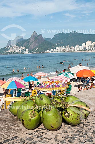  Côco no calçadão da Praia do Arpoador com a Pedra da Gávea  - Rio de Janeiro - Rio de Janeiro (RJ) - Brasil