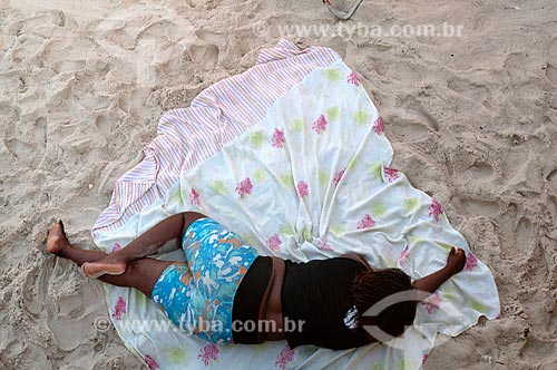  Mulher dormindo na Praia do Arpoador  - Rio de Janeiro - Rio de Janeiro (RJ) - Brasil