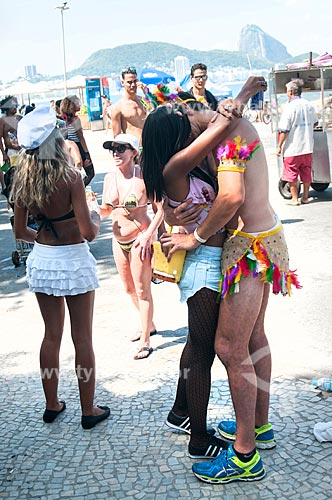  Casal de foliões se beijando durante o desfile do bloco de carnaval de rua Afoxé Ilê Alá na Avenida Atlântica  - Rio de Janeiro - Rio de Janeiro (RJ) - Brasil