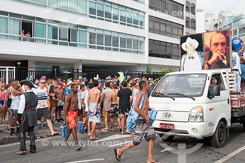  Quadro de Albino Pinheiro - fundador do bloco de carnaval de rua Banda de Ipanema - e de Oscar Niemeyer durante o desfile na Avenida Vieira Souto  - Rio de Janeiro - Rio de Janeiro (RJ) - Brasil