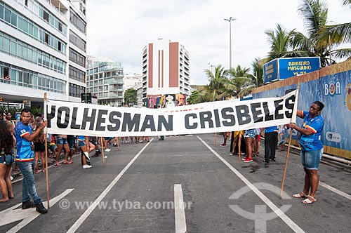  Faixa com os dizeres: Yolhesman Crisbeles - lema do bloco de carnaval de rua Banda de Ipanema - durante o desfile  - Rio de Janeiro - Rio de Janeiro (RJ) - Brasil